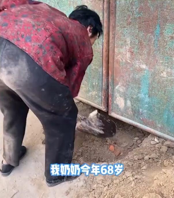 68歲奶奶忘帶鑰匙現(xiàn)場(chǎng)挖洞回家,網(wǎng)友表示:聾啞奶奶身體好