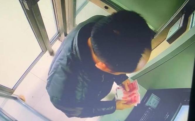 男子稱ATM取款20天后發(fā)現(xiàn)6張練功券